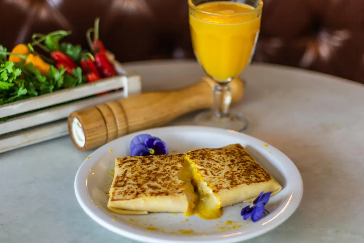 Crepe dourado com recheio de queijo